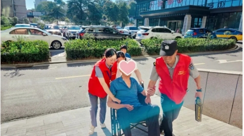红马甲亮身份 先锋岗暖人心｜美而特党员先锋岗持续书写为民服务暖心画卷